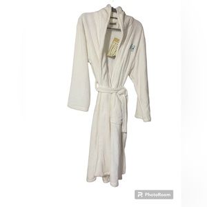NWT white plush house robe with “Gigi” embroidered on right side